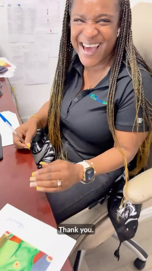 Asking employees for their signature on old pictures.🤪

#fyp #trend #autographs